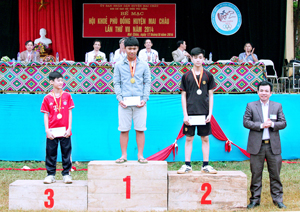 Lãnh đạo UBND huyện Mai Châu trao huy chương, giải thưởng cho các VĐV môn cầu lông tại HKPĐ huyện lần thứ VII - năm 2014.